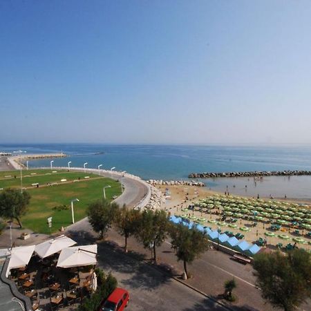 Hotel Bristol 페자로 외부 사진