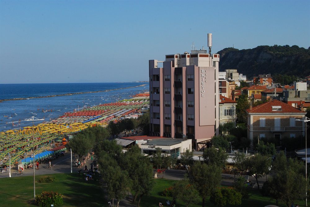 Hotel Bristol 페자로 외부 사진
