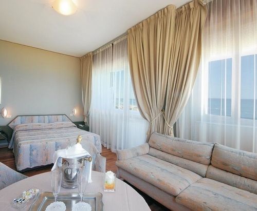 Hotel Bristol 페자로 외부 사진